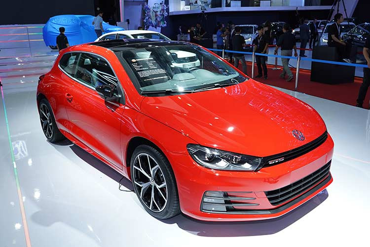 Volkswagen Scirocco được giới thiệu lần đầu tiên tại triển lãm Genera Motor Show năm 1974, nó đã nhanh chóng trở thành biểu tượng dẫn đầu của xe thể thao Đức. Scirocco đã đạt được thành công rực rỡ với gần 1,5 triệu xe được bán ra trên thế giới, trở thành mẫu xe thể thao huyền thoại được giới trẻ săn đón nhiều nhất.
