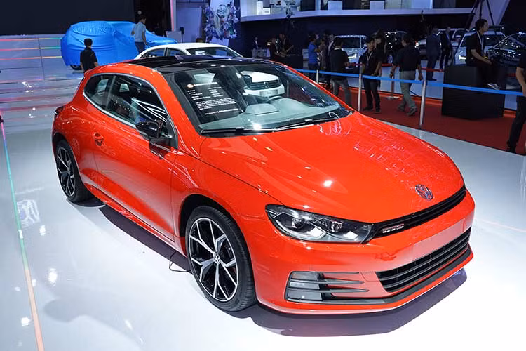 Volkswagen Scirocco được giới thiệu lần đầu tiên tại triển lãm Genera Motor Show năm 1974, nó đã nhanh chóng trở thành biểu tượng dẫn đầu của xe thể thao Đức. Scirocco đã đạt được thành công rực rỡ với gần 1,5 triệu xe được bán ra trên thế giới, trở thành mẫu xe thể thao huyền thoại được giới trẻ săn đón nhiều nhất.