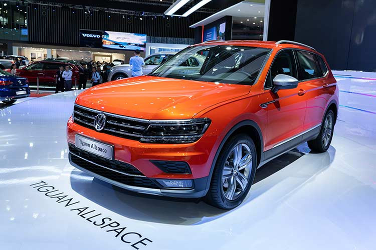 Kế bên Touareg là Volkswagen Tiguan Allspace mới - mẫu crossover với trục cơ sở dài vừa được Volkswagen ra mắt chính thức tại Việt Nam trong năm nay. So với các đối thủ trong cùng phân khúc crossover hạng C tại Việt Nam, Tiguan Allspace sở hữu trục cơ sở dài hơn 21cm so với các model Tiguan thường, khiến chiều dài tổng thể đạt tới 4,701m.