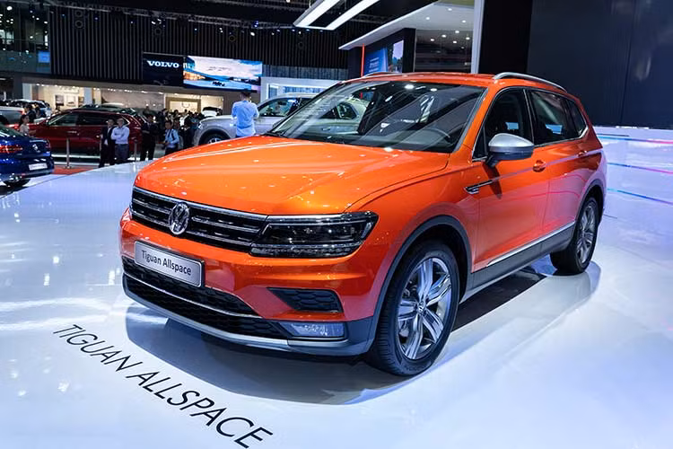 Kế bên Touareg là Volkswagen Tiguan Allspace mới - mẫu crossover với trục cơ sở dài vừa được Volkswagen ra mắt chính thức tại Việt Nam trong năm nay. So với các đối thủ trong cùng phân khúc crossover hạng C tại Việt Nam, Tiguan Allspace sở hữu trục cơ sở dài hơn 21cm so với các model Tiguan thường, khiến chiều dài tổng thể đạt tới 4,701m.