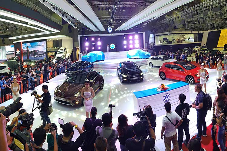 Ngoài trưng bày xe, gian hàng Volkswagen tại VMS 2018 còn đem tới nhiều hoạt động nổi bật cho khách tham quan. Lần đầu tiên trong triển lãm ôtô tại Việt Nam, Volkswagen mang đến cho những người yêu xe và công nghệ 1 trải nghiệm video 3D Holographic/Hologram hoàn toàn mới.