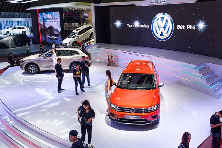 Các mẫu xe Volkswagen tại VMS 2018 được trưng bày trong gian hàng với hệ thống đèn LED được lập trình theo cảm nhịp nhạc tạo ra hiệu ứng chuyển động không ngừng - phong cách mới này được lấy cảm hứng từ hệ thống đèn ambient LED trên Touareg 2019.