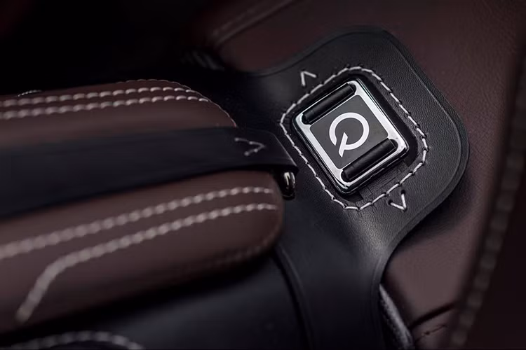 Nhân công của hãng xe ANh quốc, Aston Martin chỉ có khoảng hơn 800 người, trong khi đó số người làm việc tại Q chỉ là một phần nhỏ. Mỗi chiếc siêu xe ra đời từ đây cần hơn 200 tiếng để hoàn thành bởi công việc ở đây đòi hỏi gắt gao về sự cầu kỳ, tỉ mỉ đến từng chi tiết.