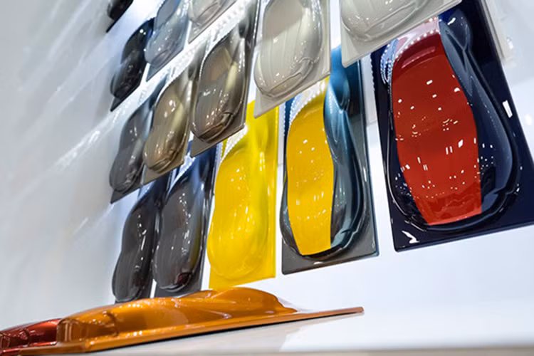 Bộ phận Q của hãng xe Aston Martin ra đời từ năm 2011 và đã cho ra mắt 60 chiếc xe được cá nhân hoá trong năm đầu tiên. Trong các năm liên tiếp, Q đã sản xuất 270 chiếc xe tuỳ chỉnh mỗi năm, đặc biệt chúng đều là "hàng độc" được cá nhân hoá chỉ được đặt hàng riêng.