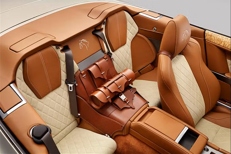 Các khách hàng đến đây thường chỉ thay đổi màu sơn hay các vật liệu cấu thành nội, ngoại thất hoặc bổ sung thêm các trang thiết bị bởi những chiếc xe ra đời ở bộ phận Q vốn đã là những tuyệt tác được độ thủ công.