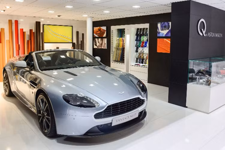Aston Martin đã gắn liền với anh chàng điệp viên mang bí danh 007 từ năm 1964. Đồng thời, cái tên Q (bạn đã từng xem loạt phim về Jame Bond 007) cũng bắt nguồn từ một bộ phận nghiên cứu và phát triển các thiết bị chuyên dụng để hỗ trợ điệp viên trong phim về James Bond.