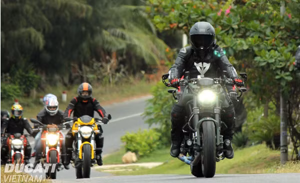 Dan moto Ducati chuan bi hanh quan thien nguyen Son La