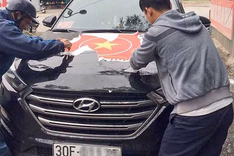 Rất nhiều chủ xe sau khi bóc đề can trên ôtô bị lem nhem đã phải đăng đàn, hỏi ý kiến mách nước từ cộng đồng chơi xe trên mạng xã hội. Và giống như "đẽo cày giữa đường", họ nhận được hàng chục, thậm chí hàng trăm tư vấn theo kiểu... truyền miệng.