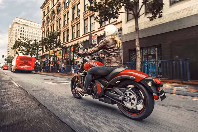 Trên phiên bản mới này, hãng xe máy Kawasaki trang bị cho Vulcan S C2018 hệ thống phanh đĩa đơn cho cả 2 bánh với đĩa trước 300 mm và đĩa sau 250 mm đi kèm hệ thống chống bó cứng ABS mới nhất của hãng. Cả 2 bánh đều có vành đúc 5 chấu thể thao với vành trước kích thước 18 inch.