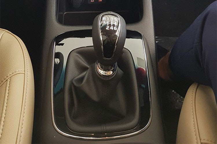 Về động cơ, tương tự phiên bản 1.6 MT, xe vẫn sử dụng động cơ 4 xy-lanh thẳng hàng (I4) hút khí tự nhiên dung tích 1.6L (1.591cc) cho công suất tối đa 128 mã lực và mô-men xoắn cực đại 157 Nm, sức mạnh được truyền xuống cầu trước (FWD) thông qua hộp số sàn 6 cấp (6 MT).