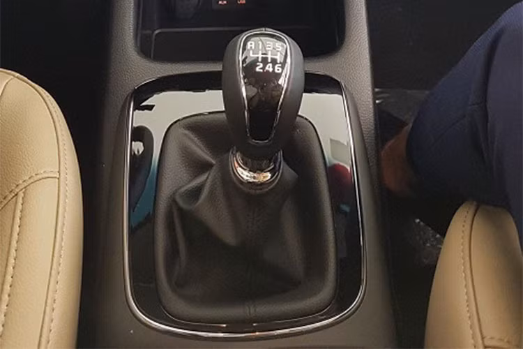 Về động cơ, tương tự phiên bản 1.6 MT, xe vẫn sử dụng động cơ 4 xy-lanh thẳng hàng (I4) hút khí tự nhiên dung tích 1.6L (1.591cc) cho công suất tối đa 128 mã lực và mô-men xoắn cực đại 157 Nm, sức mạnh được truyền xuống cầu trước (FWD) thông qua hộp số sàn 6 cấp (6 MT).