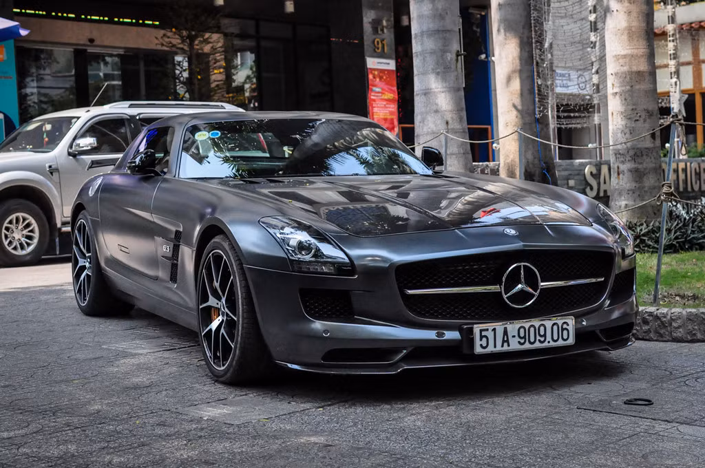 Sau một thời gian vắng bóng, Mercedes SLS AMG GT Final Edition thuộc sở hữu của doanh nhân Johnathan Hạnh Nguyễn (bố chồng diễn viên Tăng Thanh Hà) vừa xuất hiện ở khu trung tâm Sài Gòn. Siêu xe này được nhập về Việt Nam cuối năm 2014. Theo giới kinh doanh xe nhập, SLS bản giới hạn có thể lên tới trên 14 tỷ đồng, trong khi phiên bản thường giá 11,8 tỷ.