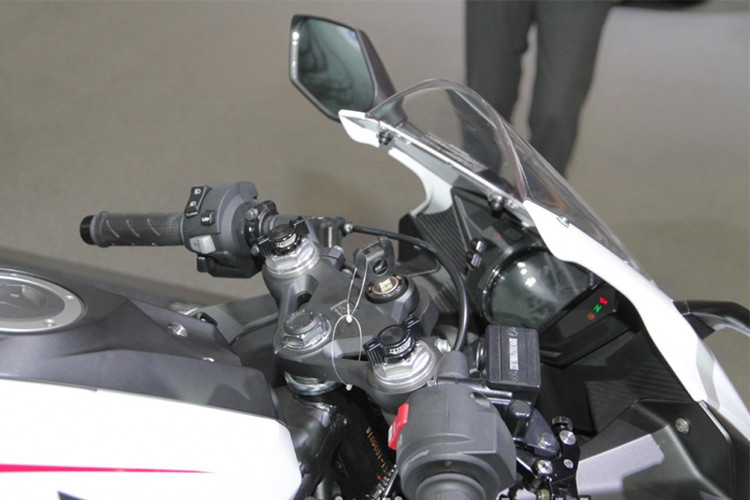 Ngoài các điểm nói trên, Honda CBR250RR trắng ngọc không có gì khác biệt so với một chiếc Honda CBR250RR thông thường. Diện mạo của xe không có gì thay đổi với phần đầu xe gồm cụm đèn pha đôi có thiết kế mảnh, phía trên là đèn đề mi, cả hai đều sử dụng công nghệ đèn LED.