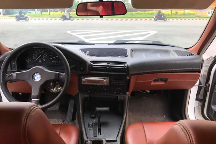 Bên trong nội thất ngoài bộ ghế da theo lời chủ nhân miêu tả thì đã được đặt may với chỉ viền thủ công, ngoài ra các trang bị khác gần như không có gì đáng kể bởi nó là một chiếc xe từ đời 8x.