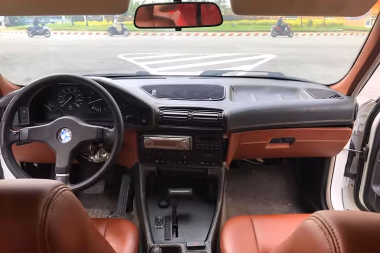 Bên trong nội thất ngoài bộ ghế da theo lời chủ nhân miêu tả thì đã được đặt may với chỉ viền thủ công, ngoài ra các trang bị khác gần như không có gì đáng kể bởi nó là một chiếc xe từ đời 8x.