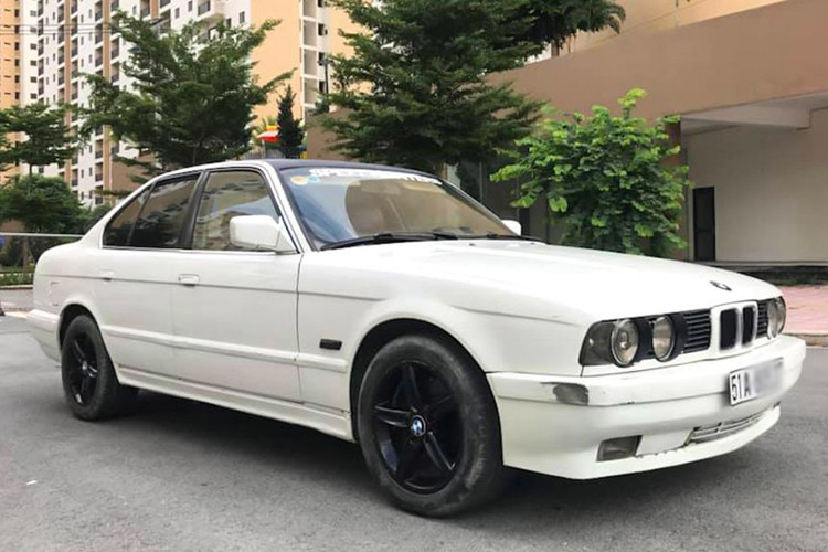 Hiện tại chiếc 5 Series thế hệ thứ 3 (E34; 1988 – 1996) đang được chủ nhân rao bán này mang biển kiểm soát TP HCM, 5 số và mới đem đi đăng kiểm được 1 tuần. Giá xe BMW 5 Series này đang thách cưới chỉ 59 triệu đồng (còn thương lượng).