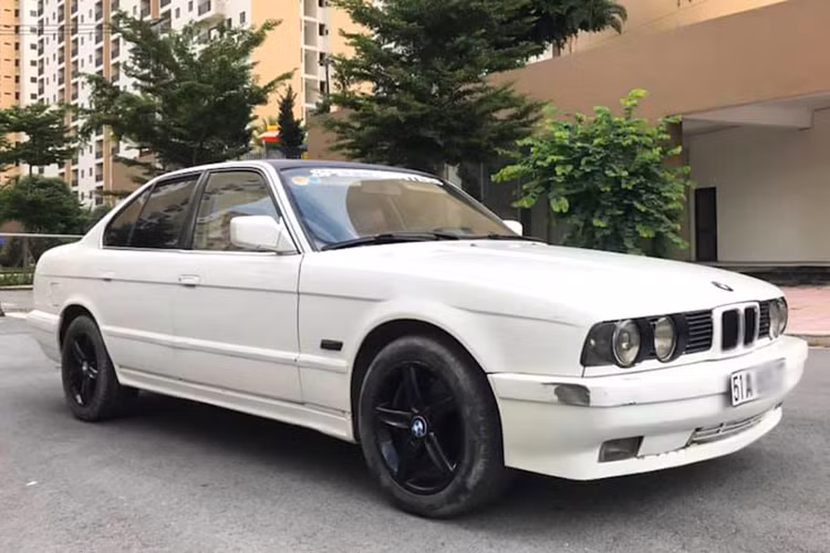 Hiện tại chiếc 5 Series thế hệ thứ 3 (E34; 1988 – 1996) đang được chủ nhân rao bán này mang biển kiểm soát TP HCM, 5 số và mới đem đi đăng kiểm được 1 tuần. Giá xe BMW 5 Series này đang thách cưới chỉ 59 triệu đồng (còn thương lượng).