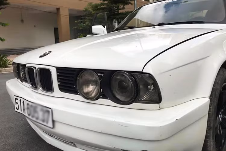 Theo chủ nhân chiếc xe BMW 5 Series này cho biết: khối động cơ xe vận hành êm, máy lạnh còn hoạt động tốt ‘’teo bugi’’. Về ngoại thất, dàn ngoài ko mục, tuy nhiên nước sơn có vài nơi nổ sơn vài chỗ ko đáng kể.