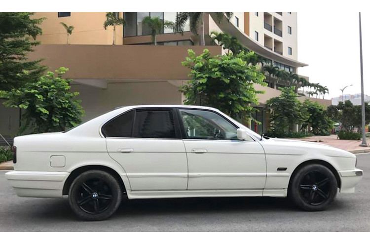 Sức mạnh được truyền xuống cầu sau (RWD) thông qua hộp số tự động 5 cấp (5 AT) hoặc sàn 5 cấp (5 MT). Phiên bản số tự động có khả năng tăng tốc từ 0 – 100 km/h trong 9,1 giây trước khi đạt tốc độ tối đa 231 km/h. Theo BMW, xe có mức tiêu thụ trung bình 11.5 l/100km (NEDC) với bình nhiên liệu dung tích 80L.