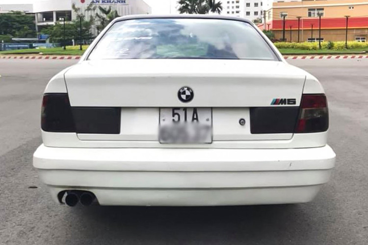 Kích thước (DxRxC) lần lượt của BMW 5 Series thế hệ thứ 3 (E34; 1988 – 1996) là: 4.720 x 1.751 x 1.412 &amp; chiều dài cơ sở 2.761mm. Chiếc xe cũng đã được chủ nhân độ lại bộ mâm và một số chi tiết bên ngoài. 