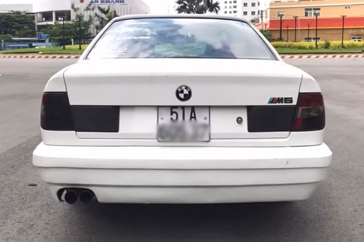 Kích thước (DxRxC) lần lượt của BMW 5 Series thế hệ thứ 3 (E34; 1988 – 1996) là: 4.720 x 1.751 x 1.412 &amp; chiều dài cơ sở 2.761mm. Chiếc xe cũng đã được chủ nhân độ lại bộ mâm và một số chi tiết bên ngoài. 