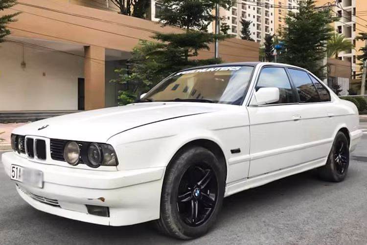 Theo thông tin rao bán, chiếc xe BMW 5 Series cũ này thuộc phiên bản "535i" sử dụng hộp số tự động. Ở nguyên bản, 535i E34 lắp động cơ 6 xy-lanh thẳng hàng dung tích 3.5L (3.430cc) hút khí tự nhiên (N/A) cho công suất tối đa 211 mã lực tại 5.700 v/p và mô-men xoắn cực đại đạt 249Nm tại 4.000 v/p.