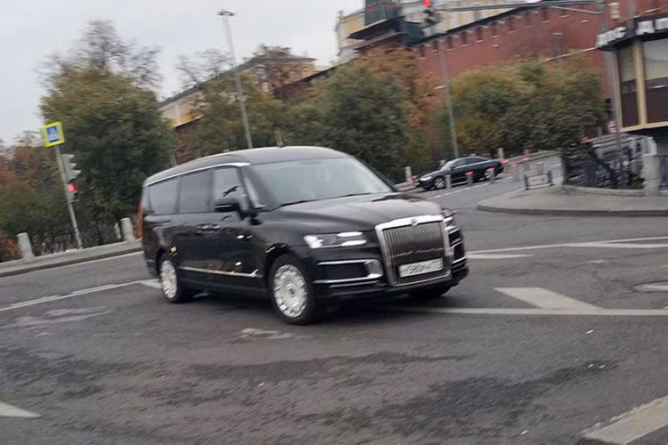 Mẫu minivan hạng sang Aurus Arsenal sử dụng chung cơ sở gầm bệ với Senat sedan và mẫu SUV Komendant sẽ ra mắt trong tương lai. Ngoài ra, Aurus Arsenal còn sở hữu kích thước lớn hơn những đối thủ đến từ Volkswagen và Mercedes-Benz trong phân khúc minivan cao cấp.