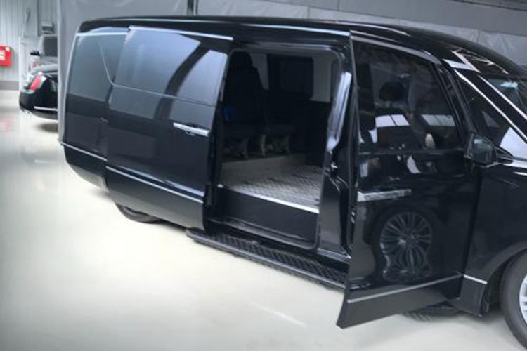 Hiện chưa có hình ảnh chụp bên trong xe nhưng dự đoán, Aurus Arsenal cũng có thiết kế nội thất cao cấp như Senat sedan. Ở mẫu xe sedan này, hãng Aurus đã sử dụng chất liệu da sang trọng, kết hợp với những chi tiết ốp gỗ, kim loại bóng và những công nghệ trợ lái hiện đại như kiểm soát hành trình thích ứng, phát hiện điểm mù và phanh khẩn cấp tự động.