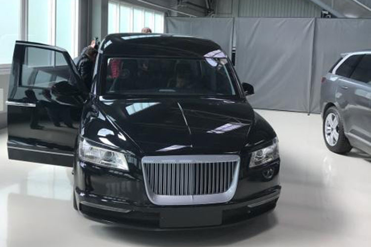 Hiện thương hiệu Aurus vẫn chưa chính thức tung dòng minivan Arsenal ra thị trường. Tuy nhiên, ông Putin đã kiểm tra mẫu xe này khi Tổng thống Ai cập Abdel Fattah el-Sisi có chuyến viếng thăm nước Nga cách đây không lâu. Trong sự kiện này, ông Putin thậm chí còn đích thân cầm lái chiếc Aurus Senat Sedan và chở Tổng thống Ai Cập.