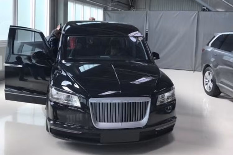 Hiện thương hiệu Aurus vẫn chưa chính thức tung dòng minivan Arsenal ra thị trường. Tuy nhiên, ông Putin đã kiểm tra mẫu xe này khi Tổng thống Ai cập Abdel Fattah el-Sisi có chuyến viếng thăm nước Nga cách đây không lâu. Trong sự kiện này, ông Putin thậm chí còn đích thân cầm lái chiếc Aurus Senat Sedan và chở Tổng thống Ai Cập.