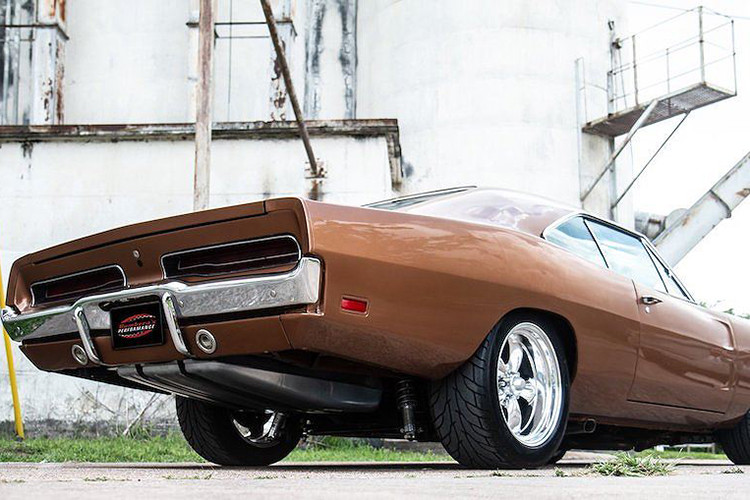 Trong khi đó, nội thất của chiếc xe đã không còn giữ được vẻ cổ điển và bị "lai" khi xưởng độ đã trang bị cho nó bảng táp-lô cùng bệ trung tâm từ Charger Hellcat. Mặc dù vậy, thay đổi này cũng giúp cho chiếc xe cổ có được một số trang bị tiện nghi hiện đại như hệ thống điều hòa, khởi động bằng nút bấm cùng hệ thống thông tin giải trí Uconnect mới nhất.