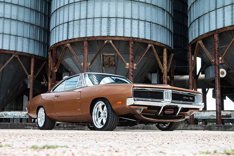 Vào năm 2014, Dodge đã gây xôn xao giới yêu xe khi tung ra chiếc Charger Hellcat, được trang bị hệ động lực với cỗ máy V8 707 mã lực tương tự người anh em Challenger Hellcat trước đó. Nhờ động cơ cực mạnh, dòng xe Dodge Charger Hellcat đã từng nắm danh hiệu mẫu sedan thương mại nhanh nhất thế giới.