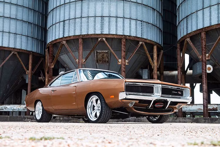 Vào năm 2014, Dodge đã gây xôn xao giới yêu xe khi tung ra chiếc Charger Hellcat, được trang bị hệ động lực với cỗ máy V8 707 mã lực tương tự người anh em Challenger Hellcat trước đó. Nhờ động cơ cực mạnh, dòng xe Dodge Charger Hellcat đã từng nắm danh hiệu mẫu sedan thương mại nhanh nhất thế giới.