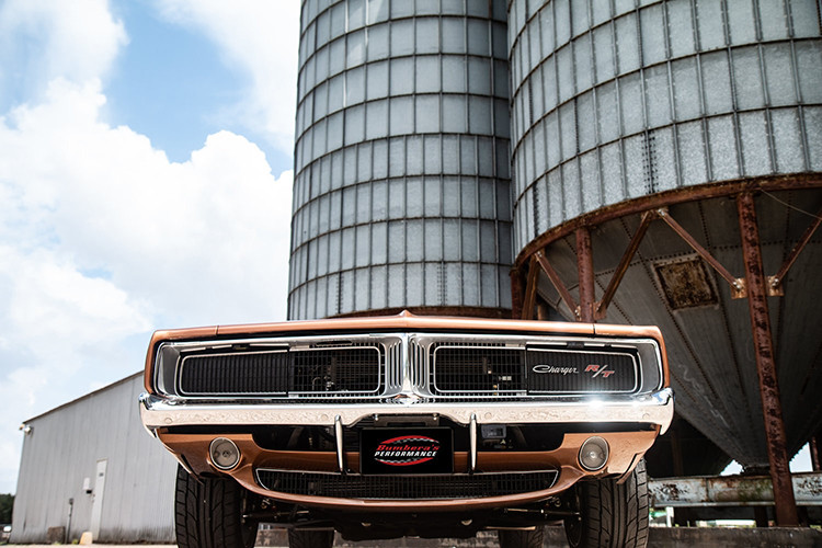 Trước khi làm điều đó, họ đã phục chế lại toàn bộ dàn ngoài và nội thất của chiếc xe. Ngoài nước sơn bóng bẩy cùng bộ mâm American Racing Torq Thrust mạ bóng đậm chất xe cơ bắp Mỹ, ngoại thất của chiếc Charger R/T cổ đã được Bumbera Performance hoàn toàn giữ nguyên.