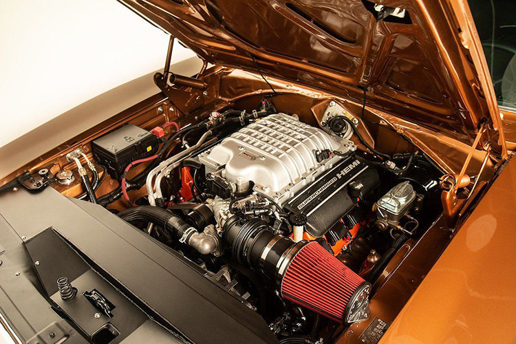 Tuy nhiên, điểm đặc biệt nhất của bản độ này đó là toàn bộ hệ động lực của Charger Hellcat đời mới đã được "phẫu thuật" vào chiếc xe cơ bắp cổ điển một cách thuận lợi. Trong đó, cỗ máy V8 6.2l siêu nạp của chiếc xe cho công suất tới 707 mã lực và mô-men xoắn 881Nm, truyền sức mạnh tới bánh sau thông qua hộp số tự động 8 cấp.