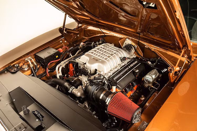 Tuy nhiên, điểm đặc biệt nhất của bản độ này đó là toàn bộ hệ động lực của Charger Hellcat đời mới đã được "phẫu thuật" vào chiếc xe cơ bắp cổ điển một cách thuận lợi. Trong đó, cỗ máy V8 6.2l siêu nạp của chiếc xe cho công suất tới 707 mã lực và mô-men xoắn 881Nm, truyền sức mạnh tới bánh sau thông qua hộp số tự động 8 cấp.