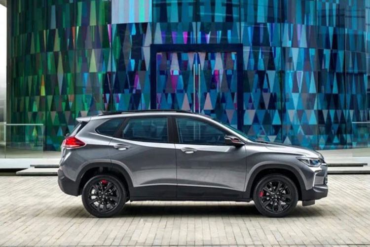 Ở thị trường tỷ dân này, Chevrolet Tracker 2021 mới có tổng cộng 4 bản trang bị, bao gồm LT, LT Fun Edition, Redline và Redline Premium Edition, tăng 2 bản so với trước. Ngoài ra, mẫu SUV cỡ B này cũng không còn bản số sàn tiêu chuẩn nữa.