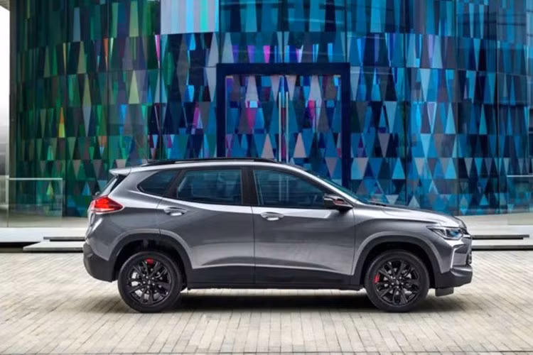 Ở thị trường tỷ dân này, Chevrolet Tracker 2021 mới có tổng cộng 4 bản trang bị, bao gồm LT, LT Fun Edition, Redline và Redline Premium Edition, tăng 2 bản so với trước. Ngoài ra, mẫu SUV cỡ B này cũng không còn bản số sàn tiêu chuẩn nữa.