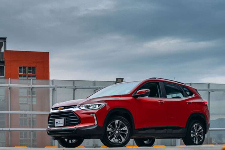 Tại thị trường Trung Quốc, giá xe Chevrolet Tracker 2021 có mức bán ra dao động từ 118.900 - 139.900 Nhân dân tệ (420 - 494 triệu đồng). Khi mua mẫu xe này, khách hàng Trung Quốc có thể chọn các màu sơn ngoại thất như trắng, đen, xám, đỏ và xanh dương.