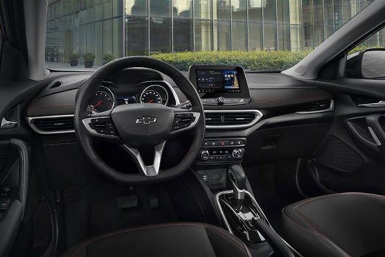 So với ngoại thất, nội thất của Chevrolet Tracker 2021 được cải tiến nhiều hơn. Theo đó, bản LT của mẫu SUV cỡ B này được trang bị nội thất bọc da màu xanh đậm phối đen và ghế thể thao mới. Riêng bản Redline đi kèm nội thất bọc da màu đen với chỉ đôi màu đỏ và vô lăng vát đáy bọc da tiêu chuẩn.