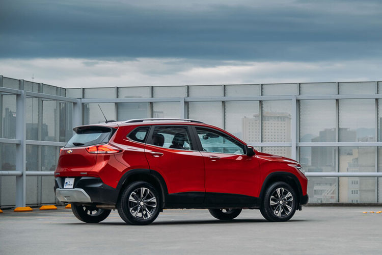 Về an toàn, Chevrolet Tracker 2021 tiếp tục được trang bị phanh khẩn cấp tự động, phát hiện người đi bộ, cảnh báo va chạm phía trước, hỗ trợ giữ làn đường, cảnh báo chuyển làn đường, cảnh báo áp suất lốp và camera lùi.