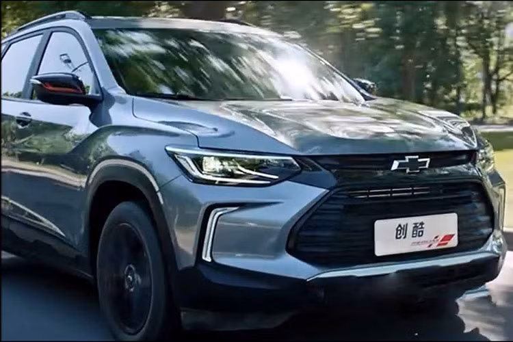 Trong khi đó, ở đằng sau, mẫu xe SUV Chevrolet Tracker 2021 sở hữu cụm đèn hậu nằm ngang, kéo dài sang hai bên sườn. Đó là chưa kể đến nẹp thân vỏ bằng nhựa màu đen làm tăng vẻ rắn rỏi cho mẫu SUV "bé hạt tiêu" này. 