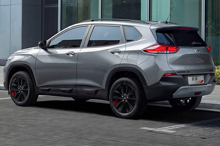 Về thiết kế ngoại thất, Chevrolet Tracker 2021 không thay đổi so với phiên bản cũ. Xe vẫn được trang bị lưới tản nhiệt chia làm 2 tầng và nối liền với cụm đèn pha cũng như khe gió hình chữ L ngược ở 2 góc cản trước. Tiếp đến là sườn xe dập gân khỏe khoắn, "cơ bắp", vành hợp kim 5 chấu kép ở bản cao cấp và lốp Bridgestone.