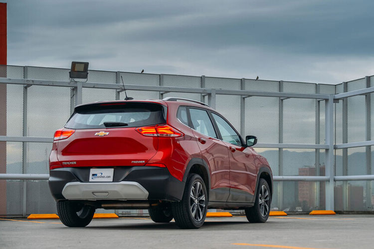 "Trái tim" của Chevrolet Tracker 2021 vẫn là 2 loại máy xăng 3 xi-lanh, tăng áp với dung tích 1.0L và 1.3L. Trong đó, động cơ 1.0L tạo ra công suất tối đa 123 mã lực và mô-men xoắn cực đại 180 Nm. Hai con số tương ứng của động cơ 1.3L là 162 mã lực và 240 Nm. Động cơ 1.0L kết hợp với hộp số tự động 6 cấp trong khi máy 1.3L đi cùng hộp số CVT.