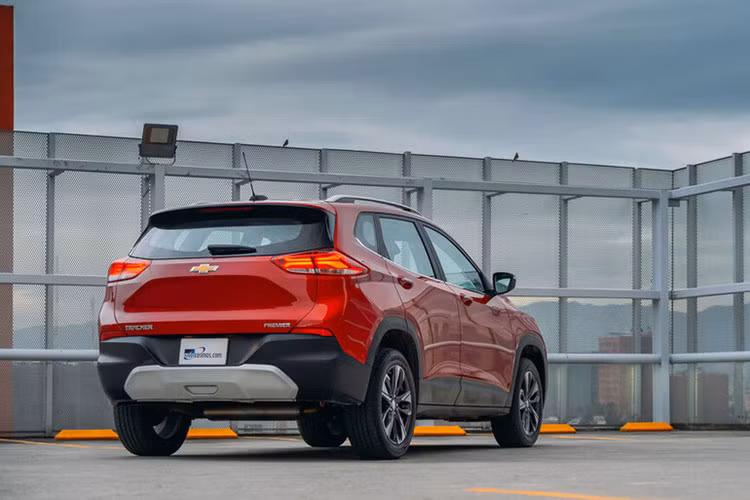 "Trái tim" của Chevrolet Tracker 2021 vẫn là 2 loại máy xăng 3 xi-lanh, tăng áp với dung tích 1.0L và 1.3L. Trong đó, động cơ 1.0L tạo ra công suất tối đa 123 mã lực và mô-men xoắn cực đại 180 Nm. Hai con số tương ứng của động cơ 1.3L là 162 mã lực và 240 Nm. Động cơ 1.0L kết hợp với hộp số tự động 6 cấp trong khi máy 1.3L đi cùng hộp số CVT.
