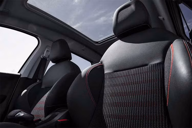 Cac chi tiết nội và ngoại thất của 4008 sẽ hoàn toàn khác biệt so với các "đàn anh" cùng hãng. Cụ thể phần đầu xe, đèn xe, được thiết kế mới, trần xe được vuốt theo phong cách SUV Coupe. Xe sẽ sử dụng nền tảng khung gầm EMP2 mới của tập đoàn PSA (tập đoàn đang sở hữu Peugeot, Citroën, DS, Opel và Vauxhall).