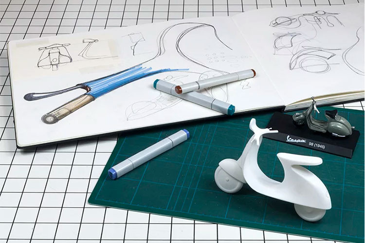 Bản phác thảo và nguyên mẫu xe máy điện Vespampère cho thấy nó sở hữu vẻ đẹp mang phong cách của những "chú ong" nhà Vespa cổ.