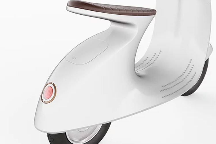 Đèn pha trước được thiết kế hình tròn giống với thiết kế trên đèn pha của Vespa cổ điển, nhưng sử dụng các bóng đèn LED. Hai tay lái được thiết kế hài hòa hoàn hảo. Gương chiếu hậu mỏng manh, tích hợp cả tính năng đèn báo xi-nhan, còn sàn để chân có nốt cao su chống trượt độc đáo.