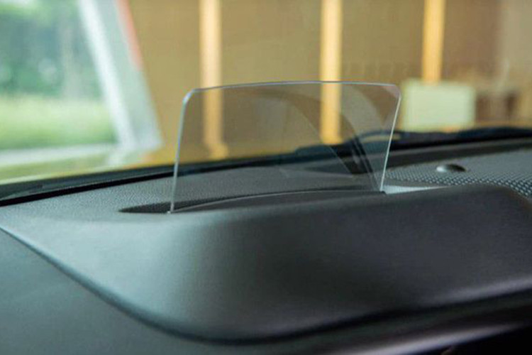 Bảng đồng hồ xe vẫn là dạng analog với màn hình 4,2 inch, màn hình cảm ứng trung tâm 10,25 inch, hỗ trợ kết nối Apple Carplay &amp; Android Auto không dây, hệ thống âm thanh 6 loa, điều hòa tự động 2 vùng độc lập, sạc điện thoại không dây, màn hình hiển thị thông tin kính lái HUD và khởi động từ xa.