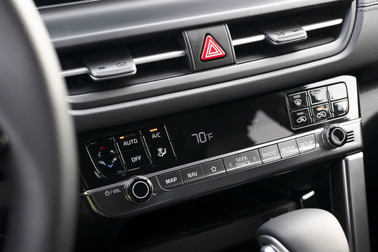 Tuy nhiên, trang bị an toàn mới thực sự là điểm nhấn của bản cao cấp nhất. Cụ thể, Kia Seltos GT-Line 2024 sở hữu 6 túi khí, phanh tay điện tử, tự động giữ phanh tạm thời, camera lùi, cảm biến áp suất lốp,...